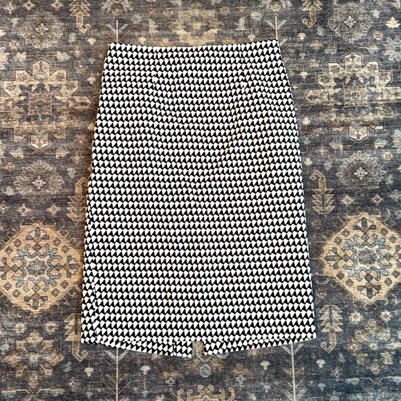 Banana Republic Dresses & Skirts - BANANA REPUBLIC geometric pattern viscose/spandex skirt size 14 tall like new